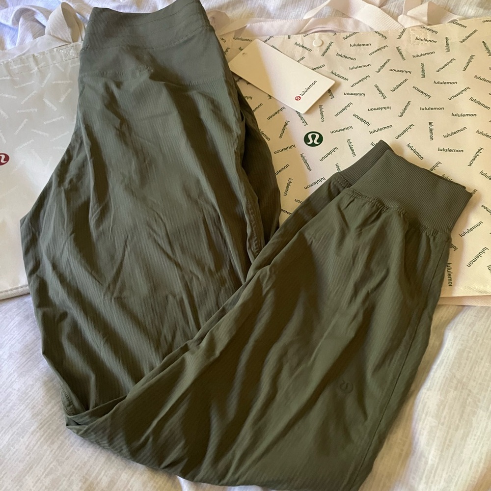 NWT Lululemon Mid-Rise Jogger, Sz 6, Army Green